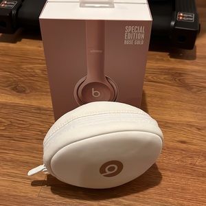 Rose Gold Beats Solo 2 Wireless Headset